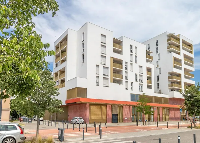 T2 With A Large Furnished Balcony In